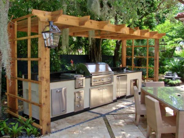 Everything looks so harmonious in this wooden outdoor kitchen surrounded by the greens. It is really a pleasure to cook exotic delicacies in the lap of nature. 