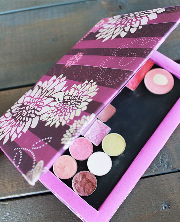 This DIY makeup palette is a perfect budget solution for those who have powder in circulation. You only need paper and cardboard to create a practical and inexpensive palette for yourself.