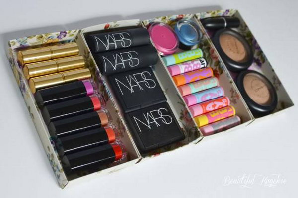 Gift boxes as a make-up storage place. Do you have countless empty boxes and packaging lying around after Christmas? Just throw it away? No!!! Glue them together; You get a larger and more practical storage option for make-up.
