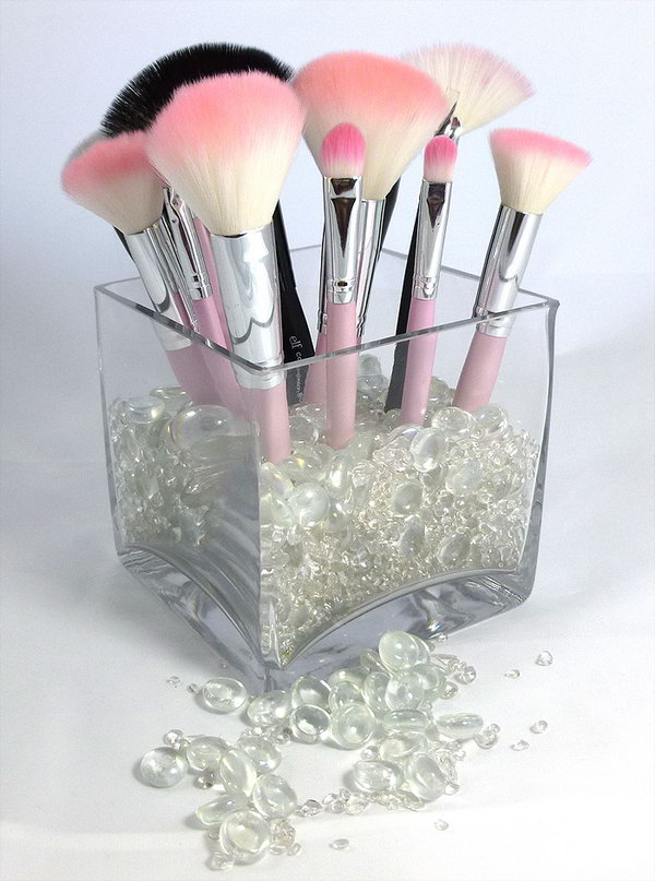 Beautiful makeup brush holder. Get a glass bowl and decorate it with beautiful boulders and stones. A new makeup brush holder has burned out. 