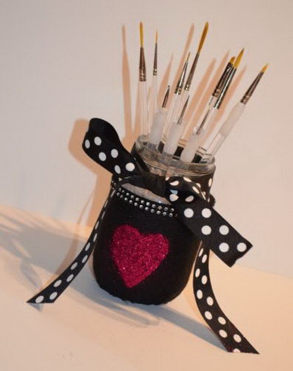 DIY brush handle from a mason jar. This is another idea for your reference to DIY, a cute and amazing brush holder made from the empty mason jars. 