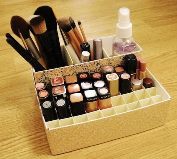 Make-up holder made from cereal and oatmeal boxes. This incredibly simple makeup organizer is made from the usual cereal and oatmeal boxes. Of course, you can also use other boxes in your hand. 