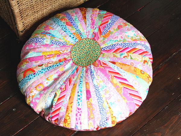 Nice DIY floor cushion. Connect the strips of fabric with a beautiful pattern in bright colors and press on the seams. Place a contrasting fabric in the middle to make the pillow top look like a pretty flower.