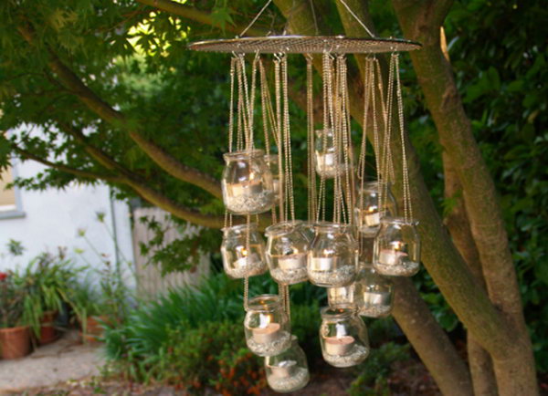 Garden chandelier. With this beautiful chandelier made of baby food jars and a round cooling shelf, you can give your garden a soft, environmentally friendly candlelight.