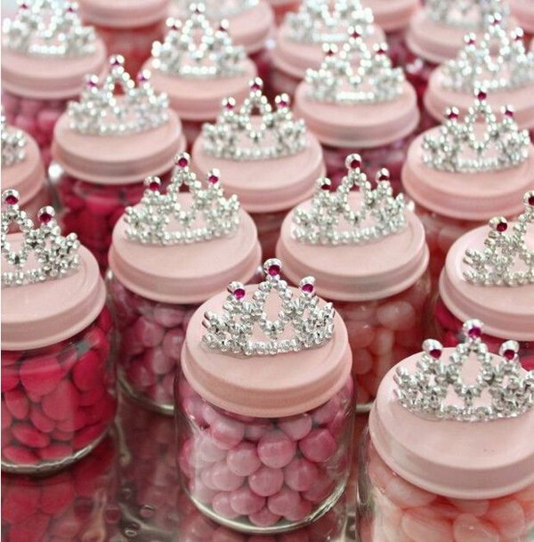 Baby food jar party favors. Paint the lids and add an ornamental decor at the top to create your shabby-chic party favors that your friends will particularly talk about. You can also fill them with sweets that match the theme.