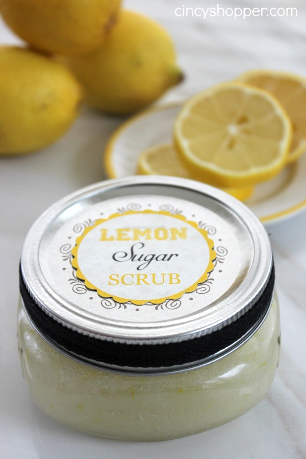 Lemon sugar peeling in a glass. Mix coconut oil and lemon juice with sugar, put them in a glass, add a label and ribbon for a nice decor. It is fantastic to whip these scrubs in the glass.