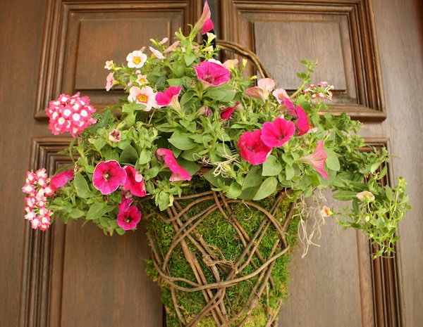 Simple veranda moss basket. Fill the moss basket with either dried stems or fresh flowers. Fill the basket so that it completely covers the part you see from the front of the basket. Simply place half of the flowers in the last top third of the basket for a beautiful rustic design for May.