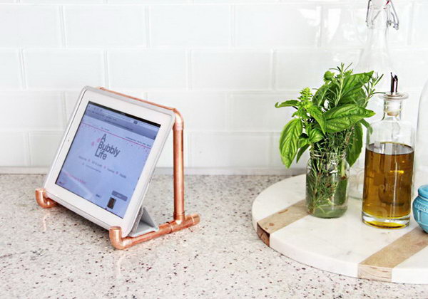 DIY copper tube iPad stand. You must have some unused copper pipes in your storage room. Now you can use it as an iPad stand. Here you will find the detailed tutorials for you. 