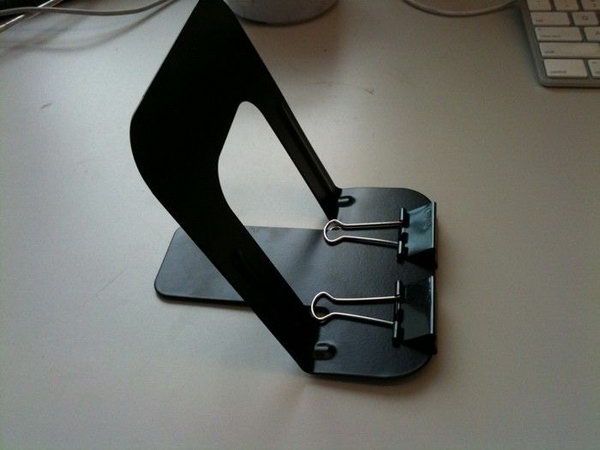 DIY bookends iPad stand. This is the easiest way to create an iPad stand from a bookend. You just need to adjust the side of the bookend to the best viewing angle and then clamp a pair of binder clips to prevent the iPad from slipping. Ideal in the office. 