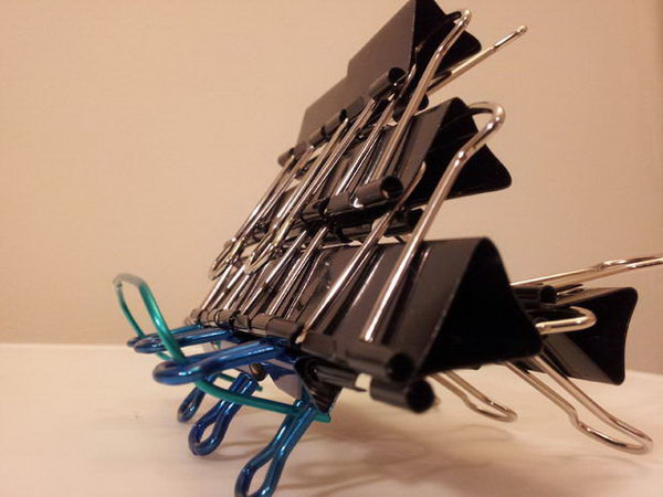 DIY binder clip iPad stand. This is a new use for your binder clips. A Binderclip iPad stand is easy to build and very stable. 