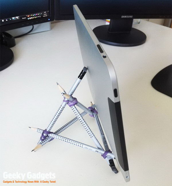     DIY pencil iPad stand. This is a clever way to create a handmade iPad stand with six pens and four rubber bands. 