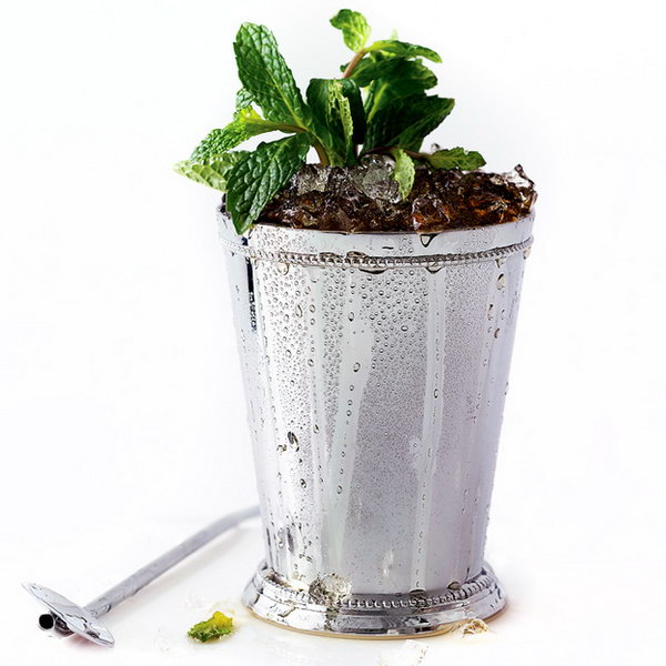 Recipe Julep. Bored with the hot summer air? Cool off with all of your guests with this prescription Julep to enjoy your summer party. Put mint leaves and syrup in a glass. Fill it with crushed ice to make a hill. Add mint sprigs and straw for nice garnish.