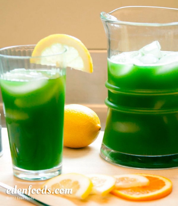 Iced matcha tea. Refresh all your guests on a summer day with this iced tea. Pour the dissolved matcha into glasses, add ice cubes, lemon wedges, orange and tangerine to enhance the fresh taste.