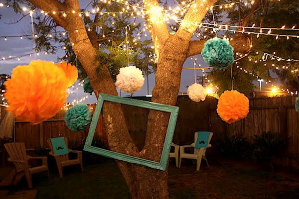 Lights and tissue paper poms. This summer party offers the elegant Christmas lights of trees and handkerchiefs on the strands to create an elegant decor. This decoration is fantastic to get everything ready for the summer party.