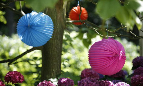 Tree decoration summer party idea. To avoid the burning sunlight, set up your party in the cool shade of the trees. Have your tree decorated with paper lanterns to give your party design a moody and sweet touch.