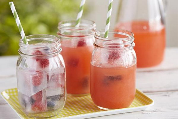 Delicious strawberry lemonade. Mix this delicious strawberry lemonade with ice cubes so that guests can enjoy a very special cool taste and beautiful decor on a hot summer day.