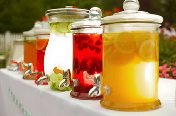 Clearly cool summer drinks station. Bring the magic of clear glasses en masse by filling them with a jewel-light blend of your style and matching fruits. Your guests will no doubt be impressed by this cool summer taste.