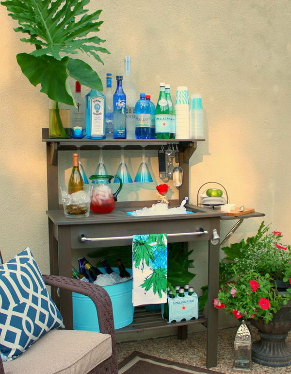 Pot bank drinking station. Display turquoise accessories to give this charming outdoor potting soil a summery look. Drinks you serve on the terrace should be kept in a tight color scheme to achieve a harmonious visual effect.