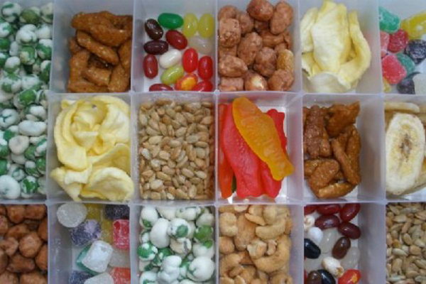 Snack box. We usually take all kinds of snacks with us on the trip. It takes up a lot of space in the car when you pack large, bulky packages and bags or boxes. Therefore, it is very important to make a snack box like this. You can also keep it under the seat to save space in the car. 