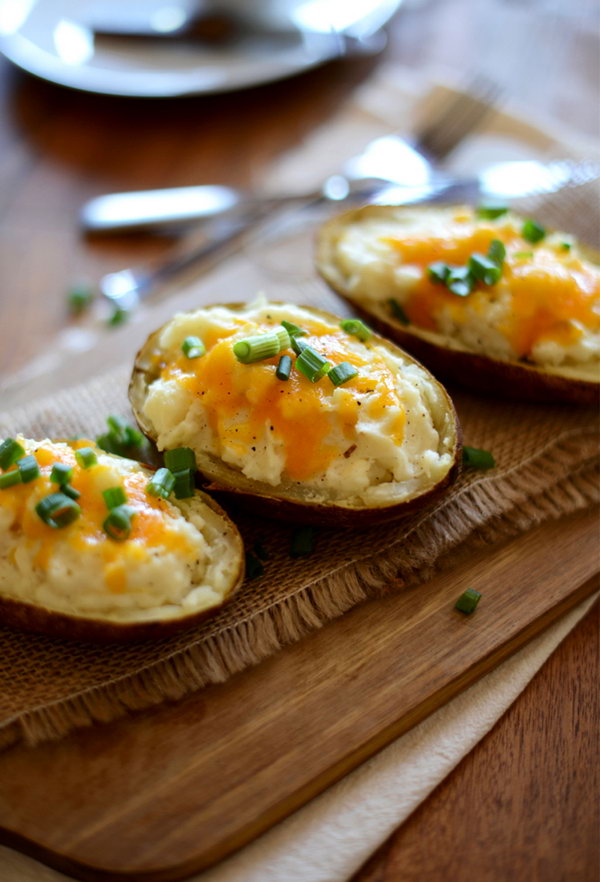 Cauliflower baked potatoes twice. What a cheesy, delicious, twice-baked potato with steamed cauliflower. It is perfect to serve your gusts with this vegetarian dish.