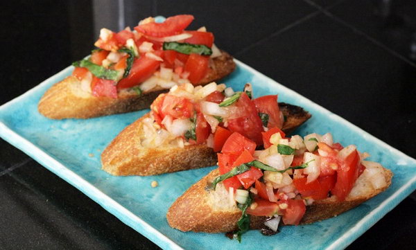 Bruschetta recipe. Prepare this Italian starter to celebrate your party with toasted bread rubbed with garlic, olive oil, sea salt and fresh pepper in a few minutes.