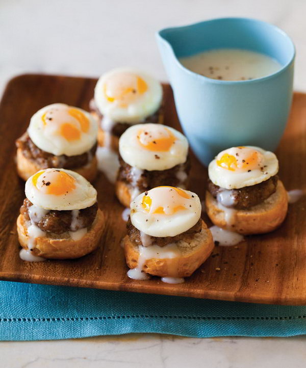Small eggs benedict. Cut each biscuit into slices, place a sausage coin over it and put a quail egg with the sunny side up on it. Add some ingredients for a delicious taste. This adorable starter can be perfect for a children's birthday party. 