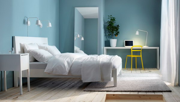 Blue has always been a symbol of freshness and elegance. As a result, blue as a wall color in a bedroom is always perceived as calming and at the same time creates a calm atmosphere.