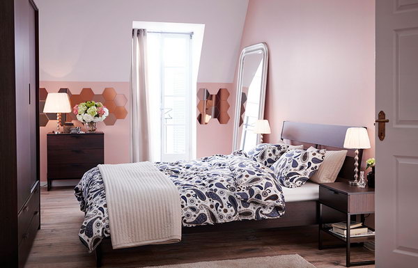 The large mirror in the bedroom is wonderful and not only reflects the light, which makes a room look larger and gives it a stylish touch of shine, but is also good for our everyday clothes. 