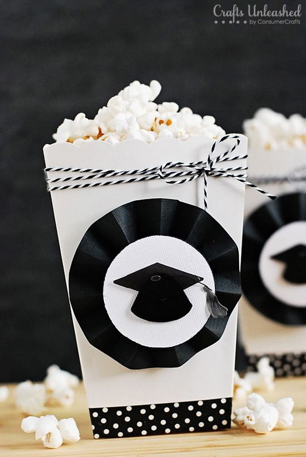 Graduation ceremony popcorn boxes. Embellish the white boxes to match your party theme. Make the rosettes with a scoreboard and black cardboard to complete the popcorn boxes with a graduation party design.