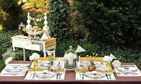 The key to success. Place keys and keyholes around the table to highlight the key to the success of table design. The pennants, which are attached to wooden skewers and inserted into the flower arrangements, bring a collegial element to the celebration.
