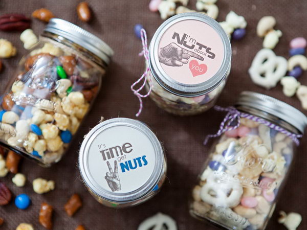 Mason Jar Trail Mix Graduation Favors. Adjust the mason jars with the Trail Mix package, depending on the type of guests, to achieve a delicious taste.