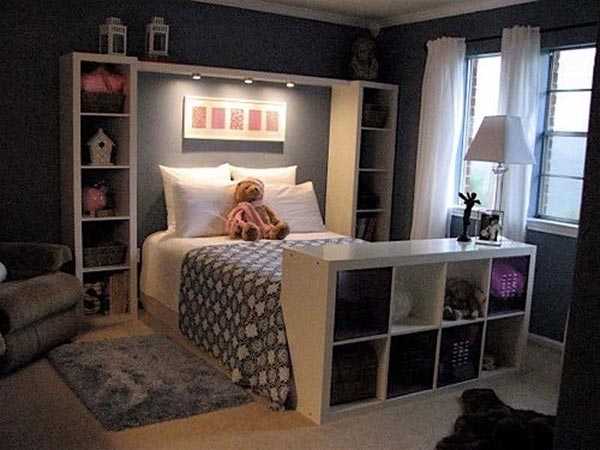 The lighting design of this bedroom is a good choice for people who get into the habit of reading at night. At the same time, it is a brilliant idea to use the integrated shelves in the headboard.