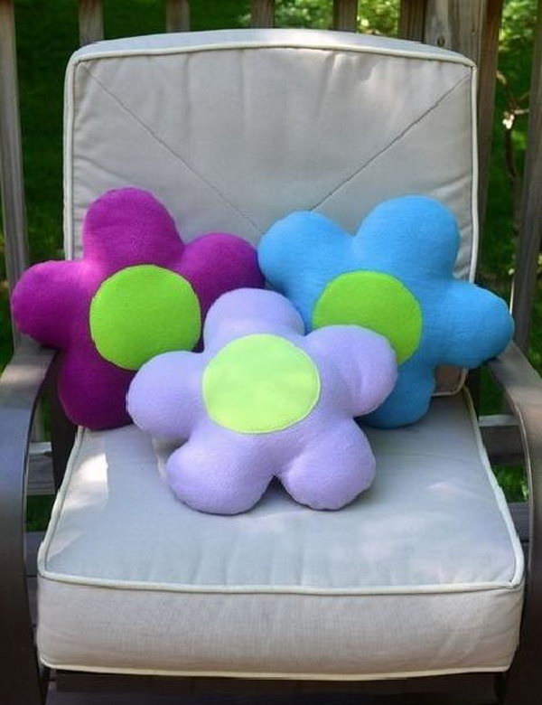 These colorful DIY flower pillows are absolutely decorative. See how to do it 