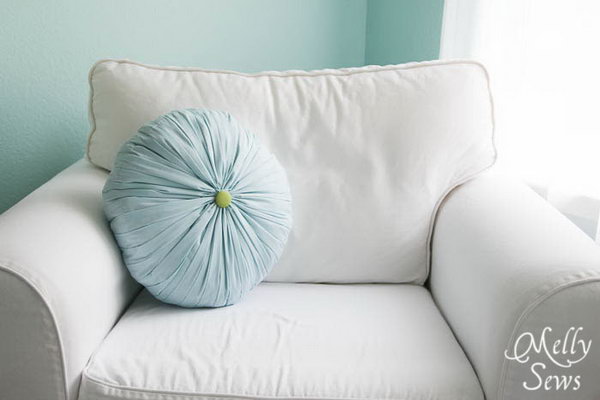 Get this round pleated pillow tutorial 