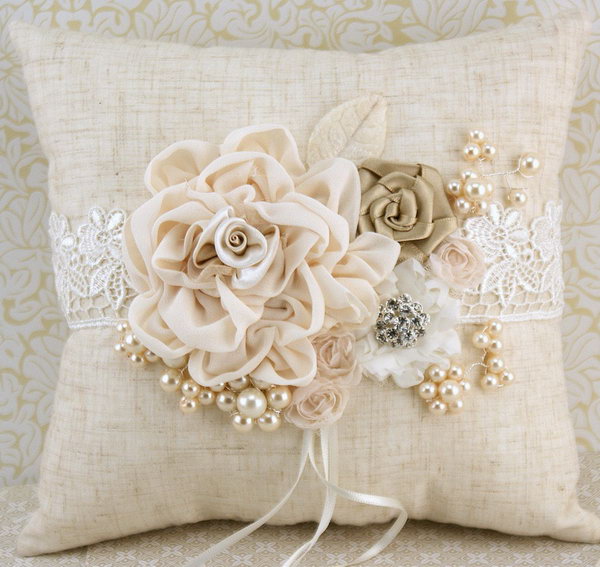 What a unique and romantic ring pillow for an unforgettable wedding. It shows the purity and simplicity of nature without compromising style and elegance. 