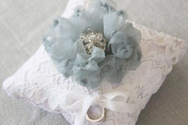 Fabric flower ring pillow: add the feathers and fabric flowers to the hand-sewn pillowcase This stunning DIY flower ring pillow would be perfect for your wedding decoration. See the tutorial 