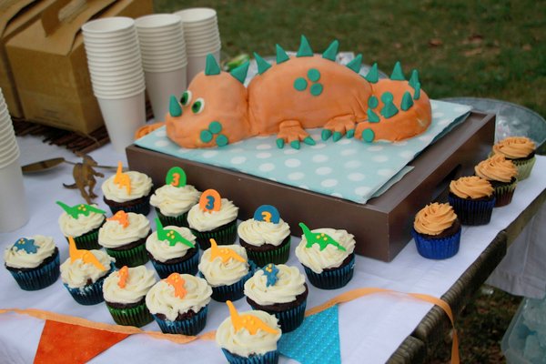 The birthday party with dinosaur motifs is absolutely a boy's favorite. The color scheme was orange, turquoise, apple green and brown - and there were dinosaurs everywhere!