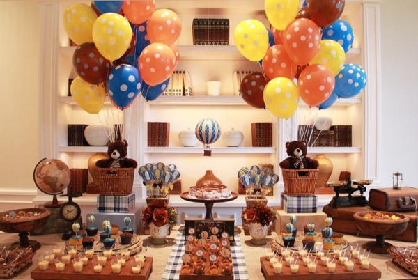 The party has everything babies love. Many hot air balloons in bright colors, the teddy bears, the globe, the counterweight - many cupcakes and much more. Hot air balloons usually symbolize growth or ascent. What a great way to show your loved one your wishes.