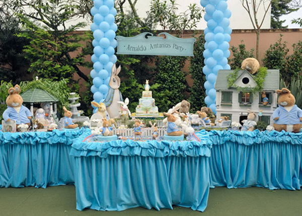 This Peter Rabbit theme party is fantastic. Check out the birthday cake and the wonderful truffle packaging. The rabbit family, the houses, balloons, cakes and other decorations bring the children into a fairytale world.