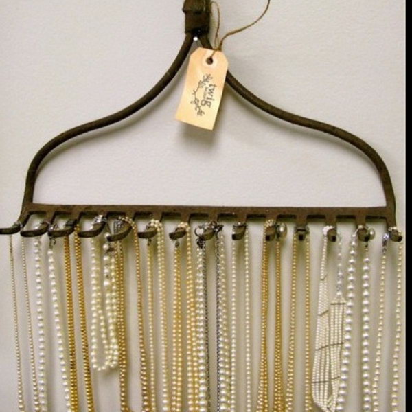 We can turn the garden rake's head into an elaborate necklace holder to organize our bedroom, and you can easily find it next time too.