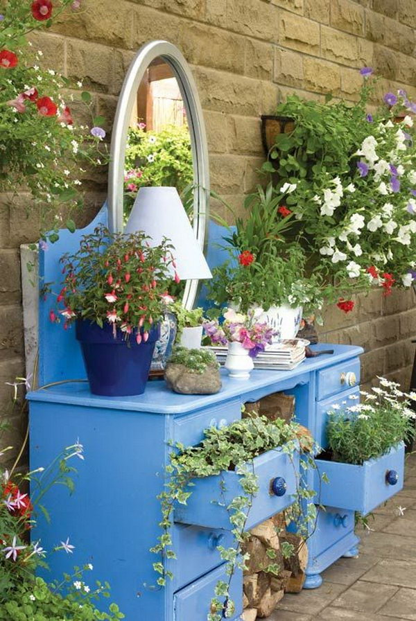 If you have an old chest of drawers, don't just throw it away. You can give it a second life to create a multi-storey flower bed. In another way, you can also use it to stage pots, stones and garden tools to have additional interests and to organize your garden and decorate your garden.