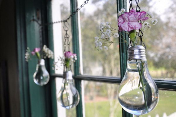 As usual, the burned-out light bulbs are thrown away and turned into a rubbish heap. But here I'm giving you a brilliant way to breathe new life into your burned-out light bulbs. You can turn the light bulb into a hanging vase of wild flowers.