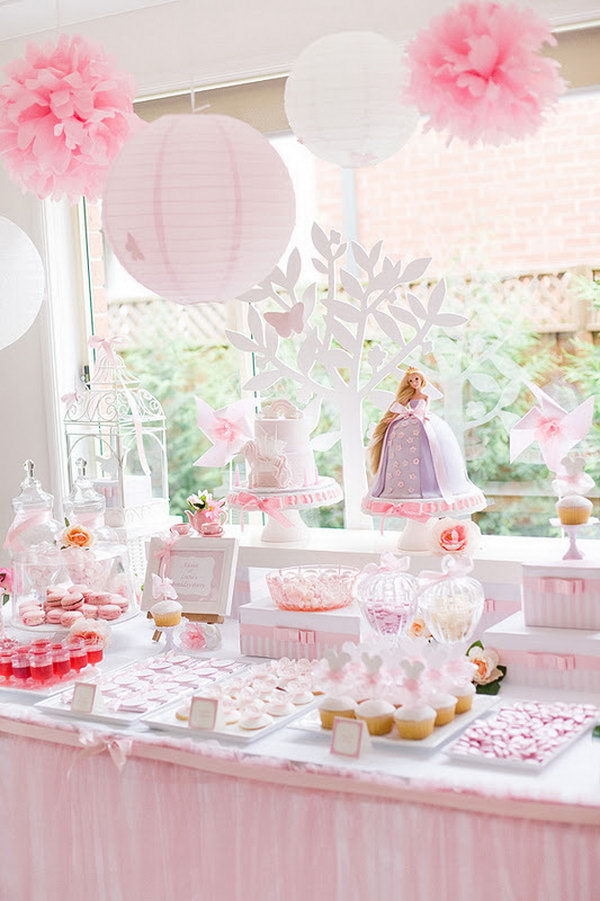 Enchanted garden princess party. This dreamy garden party offers its sweet stalls with a range of ribbon candies, sweet cupcakes, cookies and red drinks. The lantern made of pink and white paper decorated with silk flowers gives this party a sweet and delicate touch.