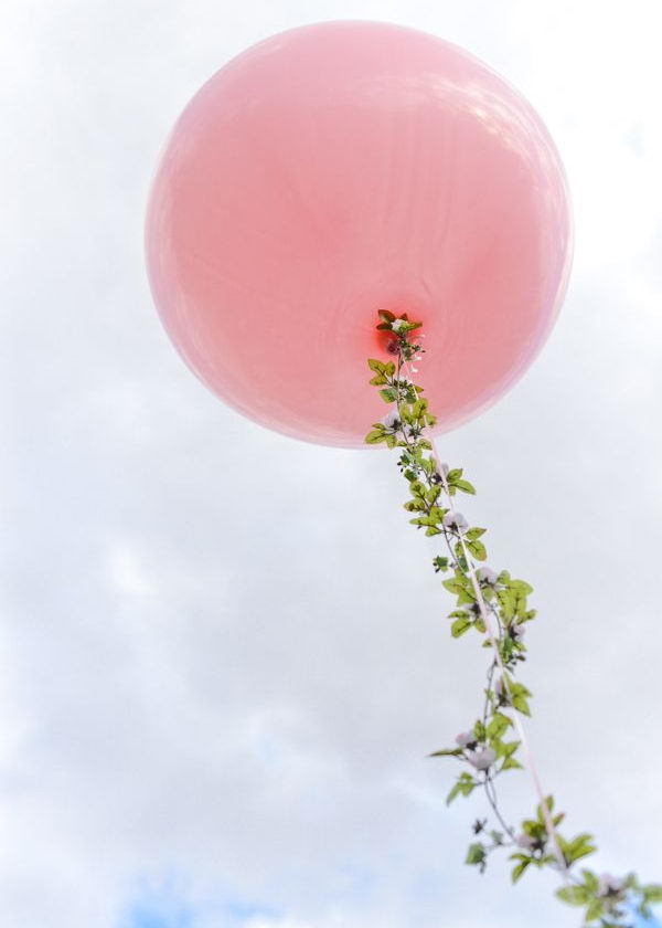 Pink balloon spring decoration. What makes this eye-catcher are the flower garlands that complement the large pink balloon. Try this creative Easter decorating idea to add some spring flavor. It is so wonderful!
