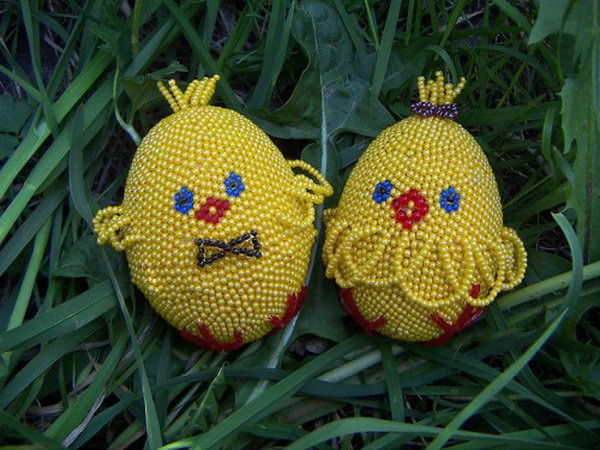 Decorate this Easter egg with pearls for sweet chicken. Use different colors to get your eyes, mouth and claws. Wow, these adorable chicken Easter eggs are so beautiful.