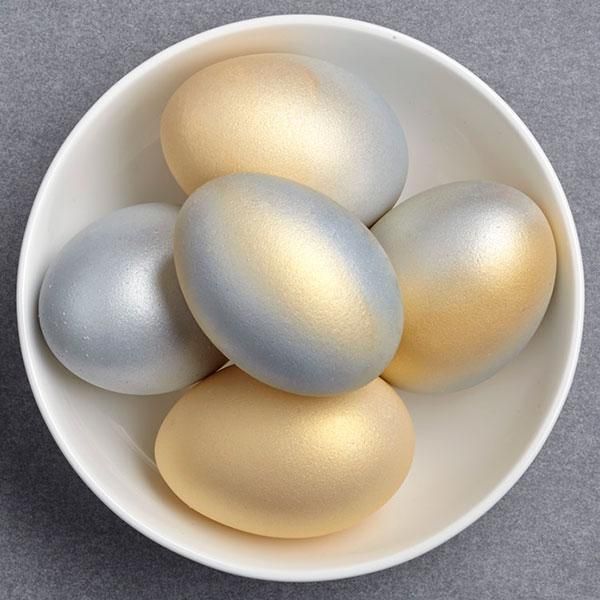 Shimmering Easter eggs. Get these stylish shiny eggs made of gold, lavender and champagne pink.