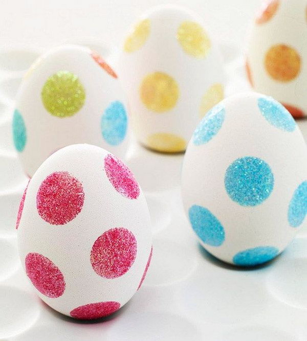 Polka dot Easter eggs. Do you want to keep a simple style for your Easter egg? Simply decorate some glittery polka dots on this stylish handicraft.