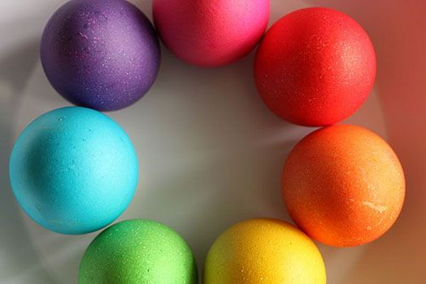Beautiful colors can brighten up your Easter day and bring you a happy atmosphere and mood. Simply show off the bright colors of nature with these adorable Easter eggs.