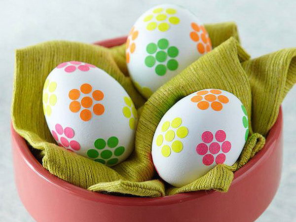 Place neon dot stickers on these adorable Easter eggs to create the bouque effect. I can smell the fresh spring air from these beautiful eggs.