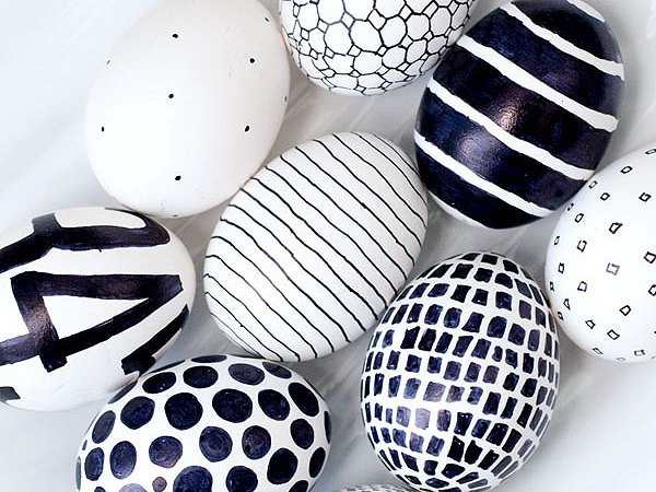 Black and white Easter eggs. Are you bored with the luxury style or too many decors? Try this simple style by painting different patterns with balck and white. It never loses beauty in visual impact.